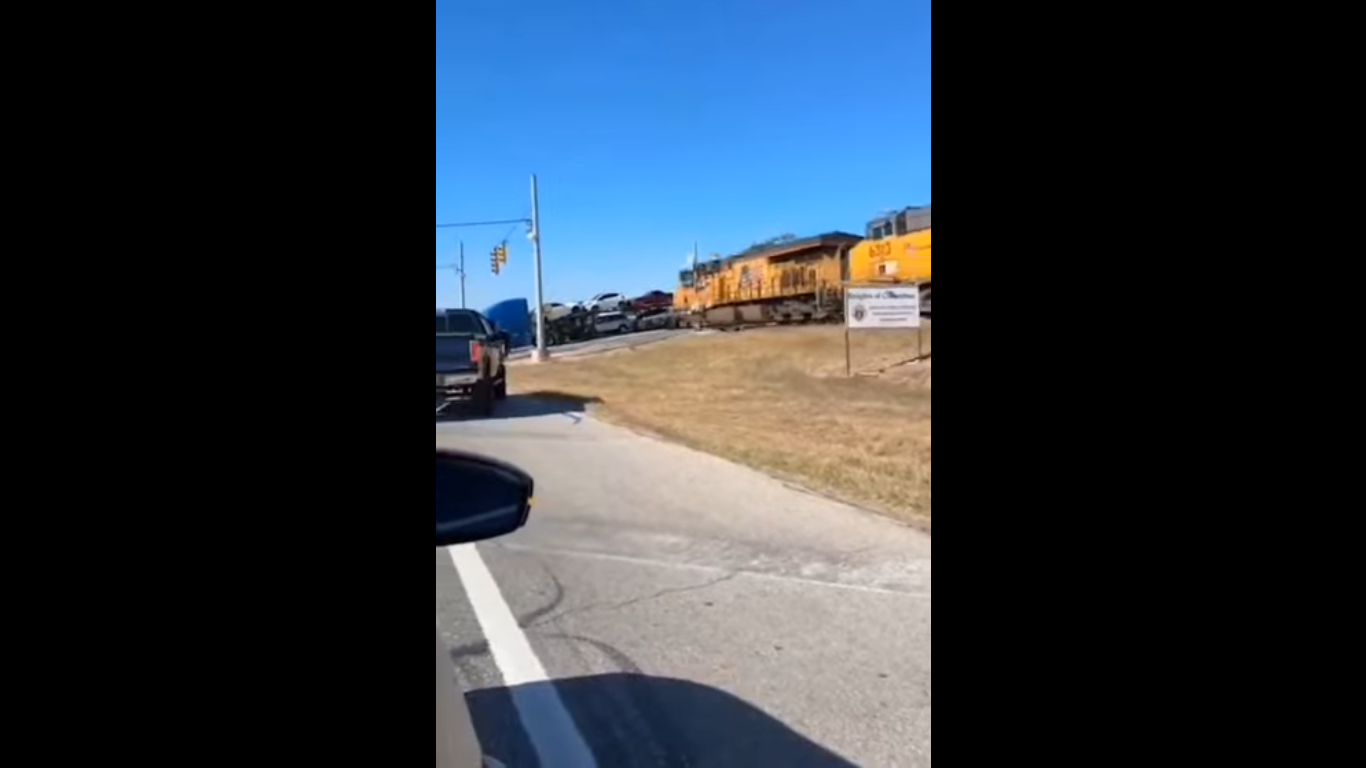 بالفيديو.. قطار يدهس شاحنة محملة بعدد من السيارات الجديدة ويحولها إلى إشلاء